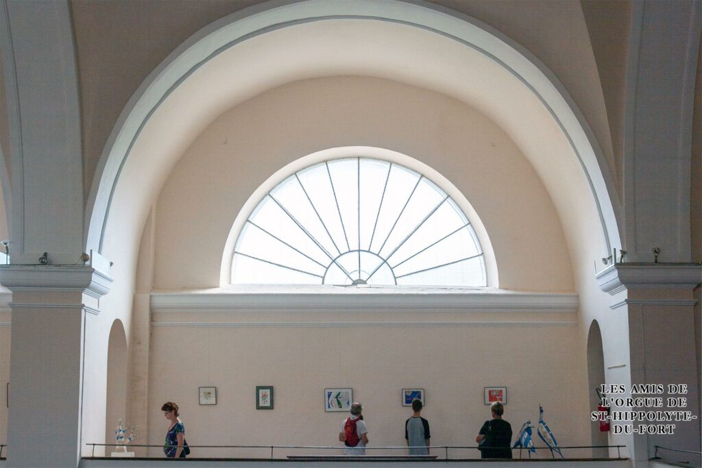 Des visiteurs observent les œuvres d&#039;art