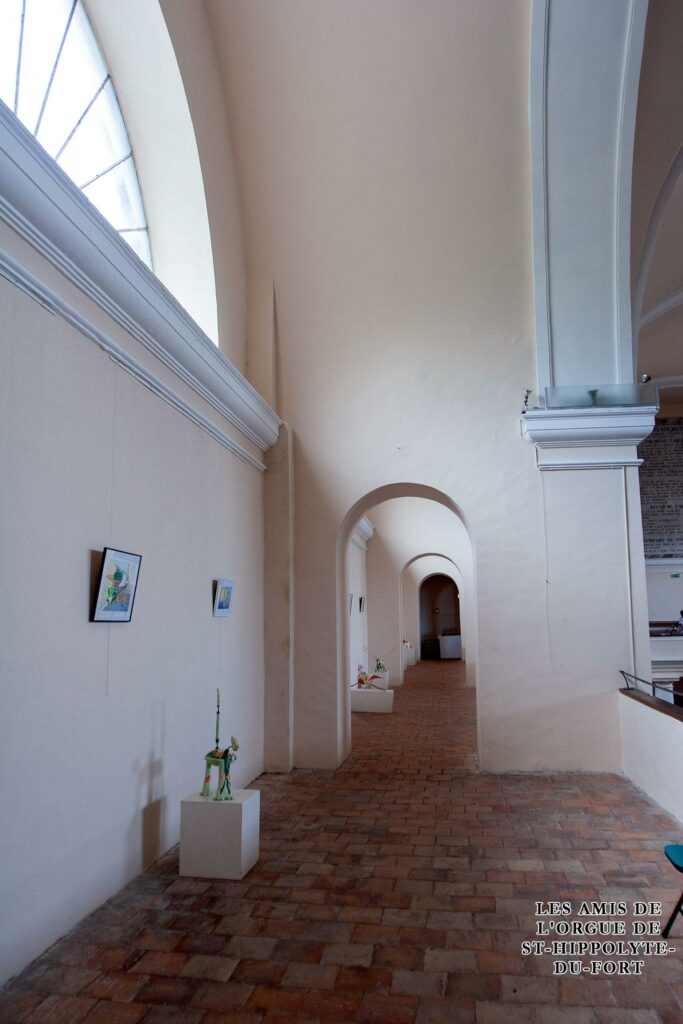 Les coursives du temple lors d&#039;un accrochage d&#039;œuvres d&#039;art