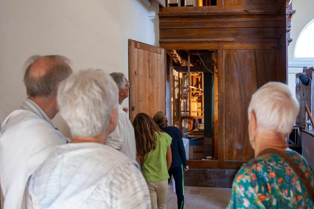 Les organisateurs font découvrir l'intérieur de l'orgue