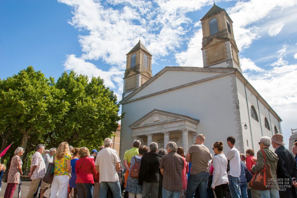 Le temple avec du public sur le parvis