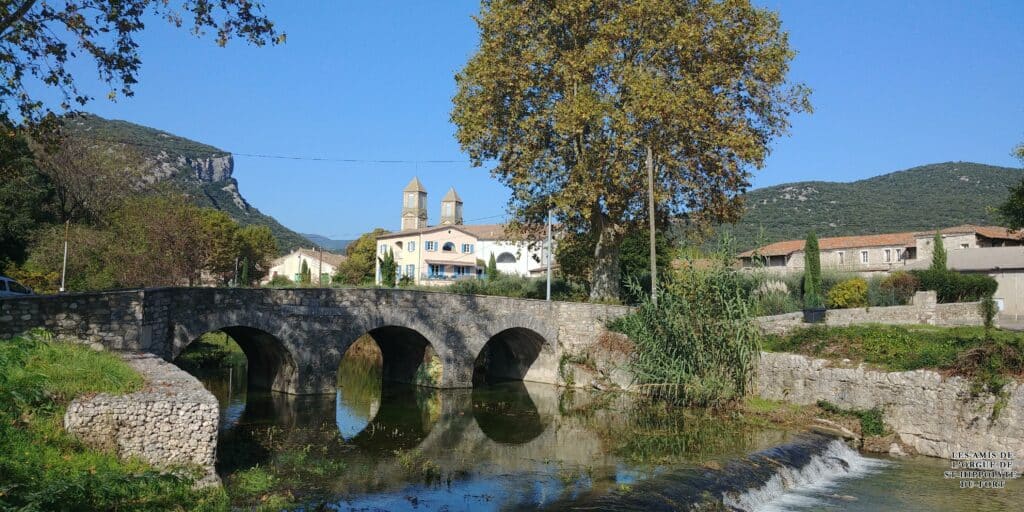 Saint-Hippolyte-du-Fort depuis le pont sur l&#039;Argentesse