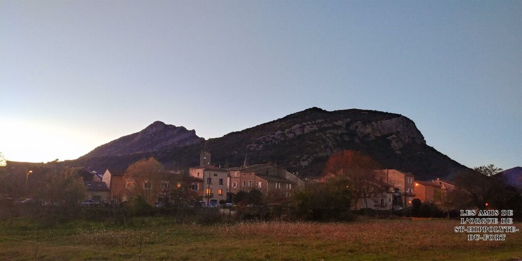 Saint-Hippolyte-du-Fort et les deux promontoire rocheux qui surplombent le village